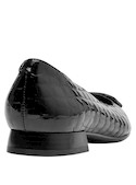 Calzado negro de mujer con punta puntiaguda, perfecto para ocasiones formales y casuales.