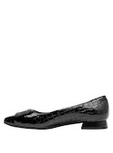Zapatos formales negros de mujer, ideales para combinar con faldas midi y jeans ajustados.