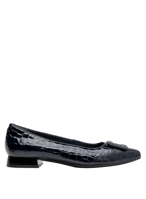 Bailarinas elegantes de cuero azul, perfectas para un look urbano y chic en mujeres.