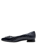 Calzado cómodo de cuero azul para mujer, ideal para combinar con pantalones o vestidos.