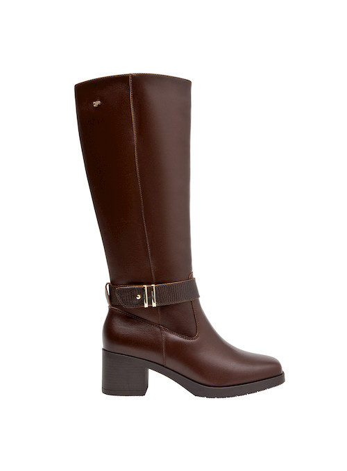 calzado casual de cuero café para mujer, ideal para combinar con vestidos o jeans.