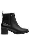 Botines negros de mujer, estilo casual en cuero, perfectos para combinar con prendas variadas.