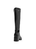 Botas de mujer en negro, diseño casual, perfectas para combinar con faldas fluidas.