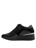 Zapatillas negras con cuña de 5 cm, diseño anatómico, perfectas para un look urbano femenino.