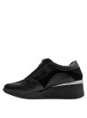 Zapatillas negras con cuña de 5 cm, diseño anatómico, perfectas para un look urbano femenino.