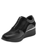 Zapatillas negras de cuero para mujer, estilo casual, ideales para actividades diarias.