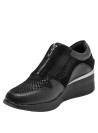 Zapatillas negras de cuero para mujer, estilo casual, ideales para actividades diarias.