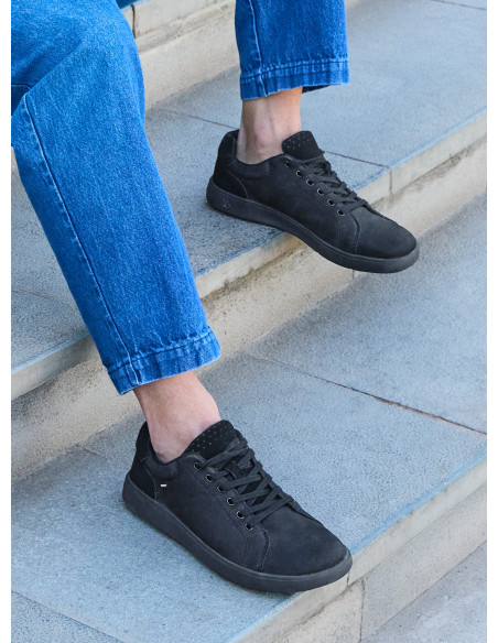 Zapatillas negras de cuero para hombre, estilo casual, ideales para uso diario y comodidad.