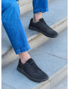 Zapatillas negras de cuero para hombre, estilo casual, ideales para uso diario y comodidad.