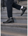 Botín negro de cuero para hombre, estilo casual, ideal para actividades diarias.