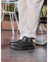 Botín Chelsea negro de cuero para hombre, estilo urbano, ideal para actividades cotidianas.