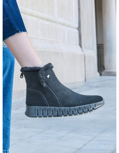 Botín negro de cuero para mujer, estilo casual, ideal para actividades urbanas y jornadas diarias.