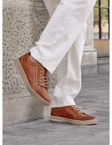 Zapatilla camel de cuero para hombre, estilo casual, ideal para actividades diarias.