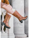 Botines de cuero camel para mujer, estilo casual, ideales para jornadas urbanas.