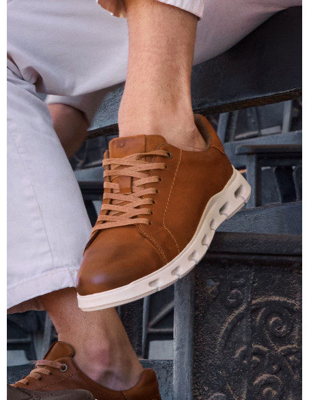 Zapato de cuero camel para hombre, estilo casual, ideal para uso diario.