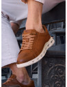 Zapato de cuero camel para hombre, estilo casual, ideal para uso diario.