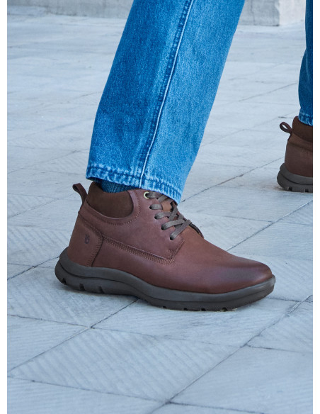 Botín de cuero café para hombre, estilo casual, ideal para actividades urbanas.