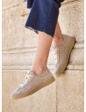 Zapatillas beige de cuero para mujer, estilo casual, ideales para actividades laborales y paseos urbanos.