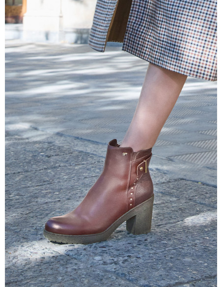 Botín café de cuero para mujer, estilo casual, ideal para actividades diarias y looks urbanos.
