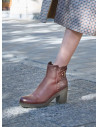 Botín café de cuero para mujer, estilo casual, ideal para actividades diarias y looks urbanos.