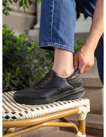 Zapato casual negro para hombre de cuero, ideal para caminar en actividades diarias.