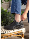Zapato casual negro para hombre de cuero, ideal para caminar en actividades diarias.