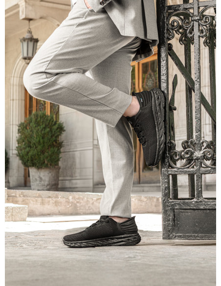 Zapatillas negras para hombre, estilo casual, textil ligero, ideales para actividades diarias.