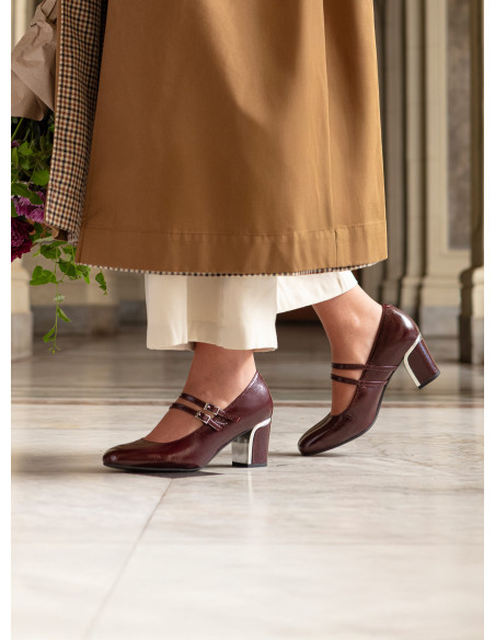 Zapatos formales burdeos de cuero para mujer, ideales para el trabajo y eventos elegantes.