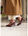 Zapatos formales burdeos de cuero para mujer, ideales para el trabajo y eventos elegantes.