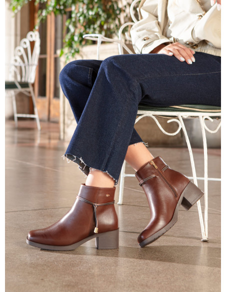 Botín café de cuero para mujer, estilo casual, ideal para uso diario y comodidad en largas jornadas.