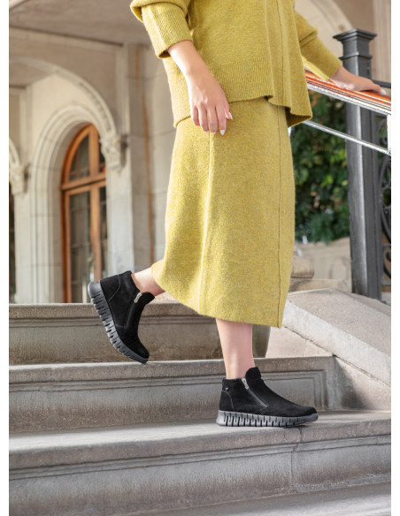 Botín negro para mujer, estilo casual, ideal para actividades urbanas, fabricado en suave cuero.