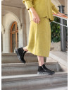 Botín negro para mujer, estilo casual, ideal para actividades urbanas, fabricado en suave cuero.