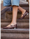 Zapatos formales burdeos de cuero para mujer, ideales para actividades urbanas y elegantes.