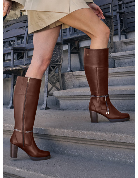 Bota mujer café cuero estilo casual, ideal para actividades urbanas y uso diario.