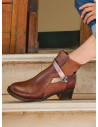 Botines de cuero café para mujer, estilo casual, ideales para actividades urbanas.