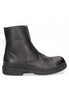 Botín masculino en cuero, estilo casual sin adornos, combina con mezclilla o cargo para un look relajado.