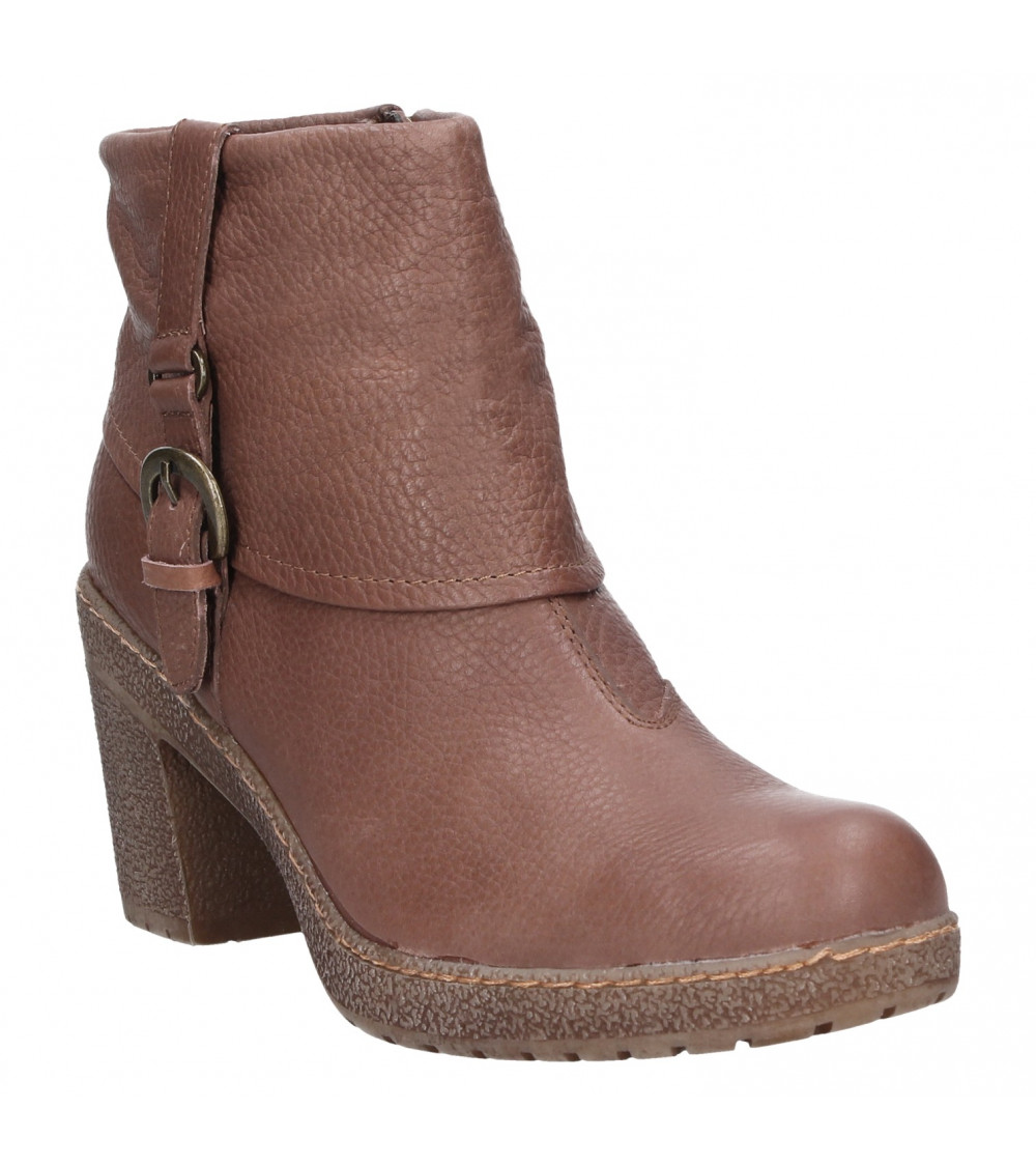 Botín negro de cuero para mujer con diseño casual, hebilla decorativa y costura visible para un look urbano refinado.