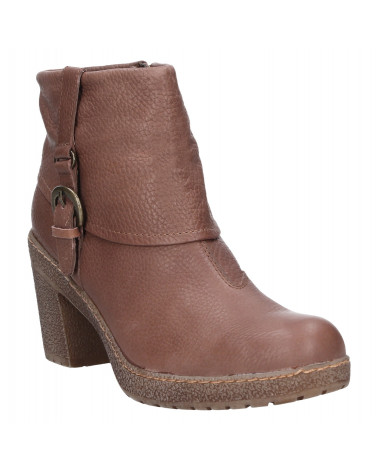 Botín de cuero café para mujer con hebilla decorativa, diseño casual y taco medio, ideal para un look urbano y chic.