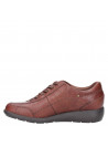 Zapato de cuero café para mujer, estilo casual con forro de poliuretano.