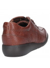 Zapato casual de cuero café, cómodo y elegante para mujer.