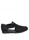 Sandalia casual de cuero negro para mujer, diseño liviano y cómodo.