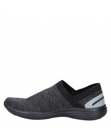 zapatilla de mujer negra textil, ideal para actividades diarias