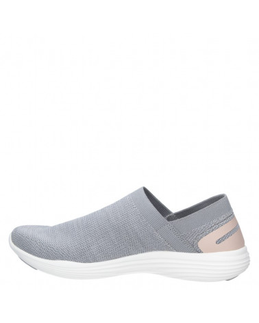 detalle del taco plano de 3.5 cm en zapatilla gris