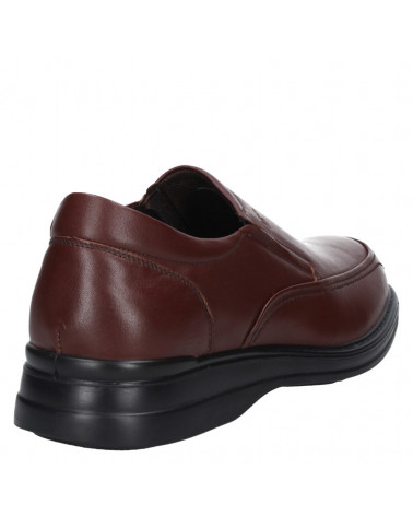 Calzado masculino de cuero marrón, estilo mocasín, con detalles sutiles, ideal para un estilo casual elegante y sofisticado.