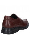 Calzado masculino de cuero marrón, estilo mocasín, con detalles sutiles, ideal para un estilo casual elegante y sofisticado.