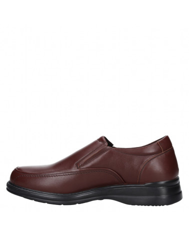 Zapato marrón de cuero para hombre, diseño clásico sin cordones, adecuado para un look profesional y cómodo en la oficina.