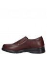 Zapato marrón de cuero para hombre, diseño clásico sin cordones, adecuado para un look profesional y cómodo en la oficina.