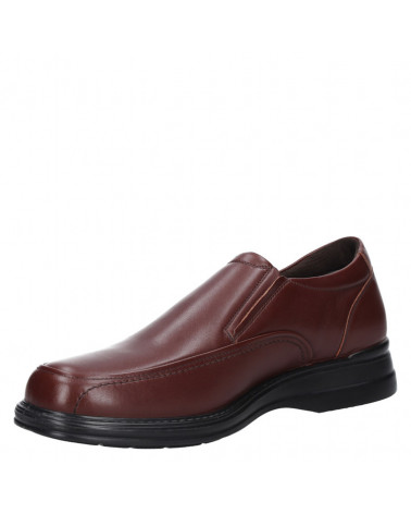 Mocasín de cuero marrón para hombre con punta redondeada, versátil para combinar con pantalones de vestir o chinos.