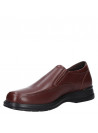 Mocasín de cuero marrón para hombre con punta redondeada, versátil para combinar con pantalones de vestir o chinos.