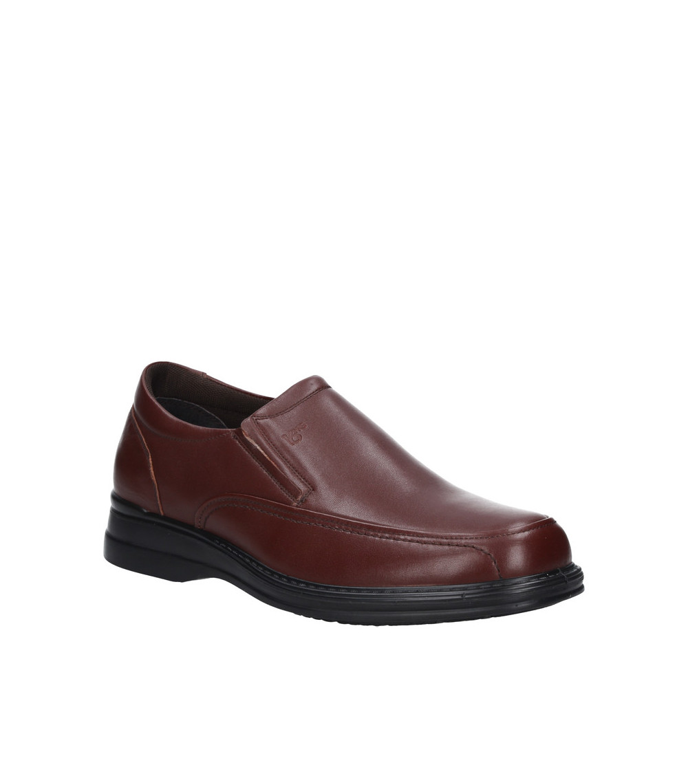 Zapato de hombre negro de cuero tipo mocasín, diseño clásico sin cordones, ideal para vestimenta semi-formal.